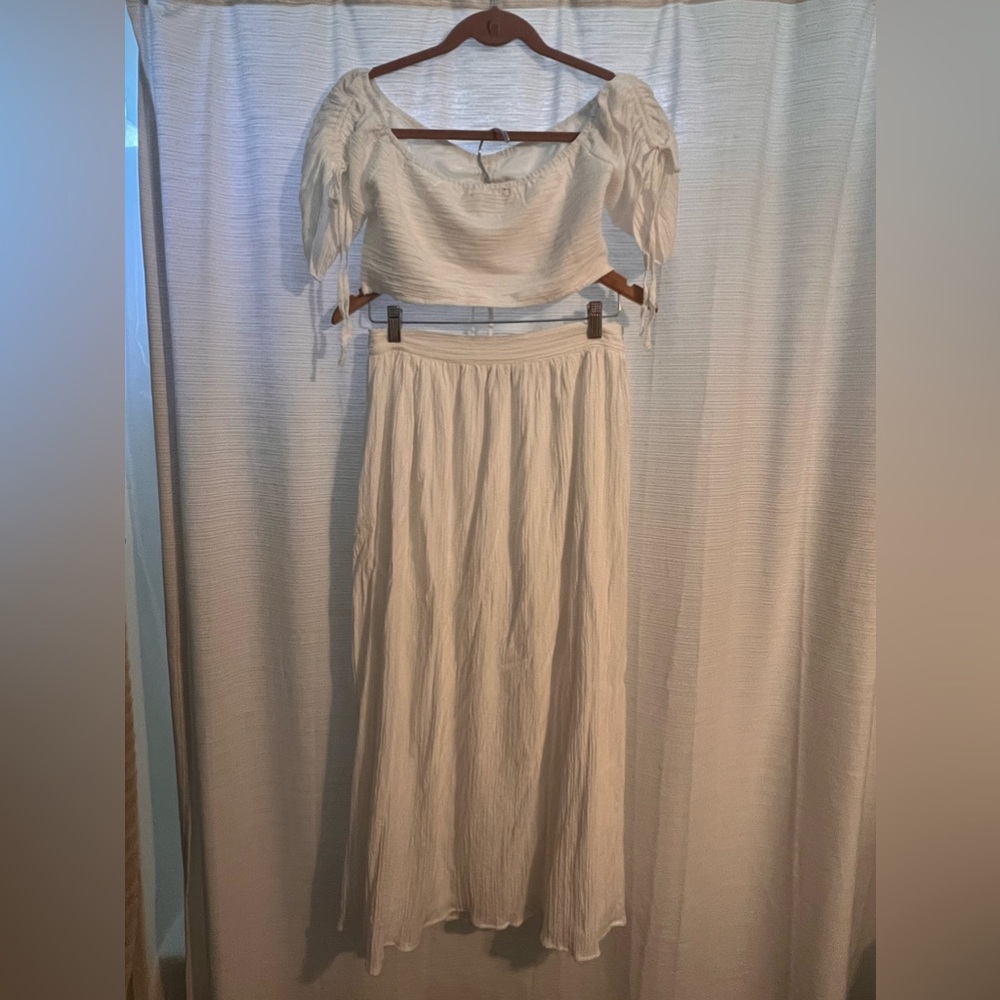 Lulu’s 2 piece white skirt set - Picture 2 of 3